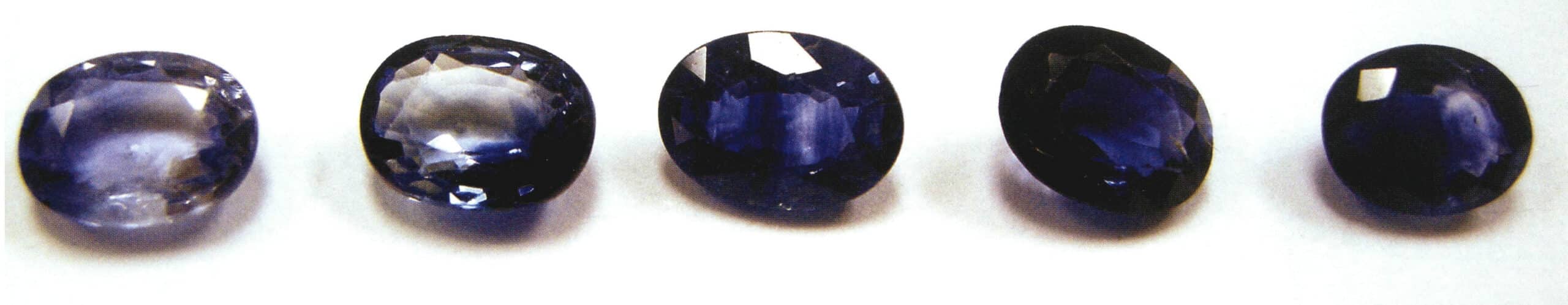 Η ομοιομορφία του χρώματος του ζαφειριού γίνεται όλο και καλύτερη από αριστερά προς τα δεξιά, και όσο υψηλότερη είναι η τιμή.