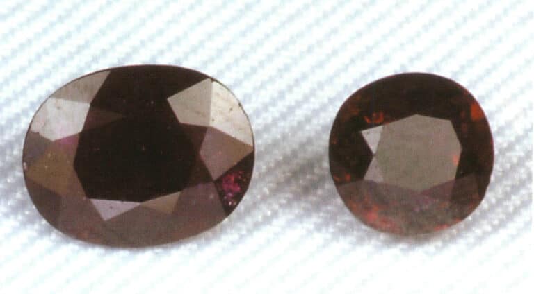 Το χρώμα είναι σκούρο, σχεδόν χωρίς φωτιά και η τιμή είναι σχετικά χαμηλή.