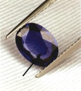 Ζαφείρι με διαρροή φωτός στην περιοχή του τραπεζιού και χωρίς φωτιά