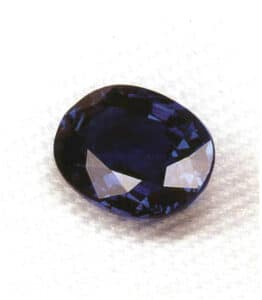 Το ζαφείρι δεν έχει φωτιά στο κέντρο και φωτιά στην περιφέρεια.