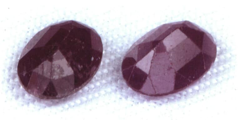 Κόκκινο ρουμπίνι με χαραγμένη επιφάνεια