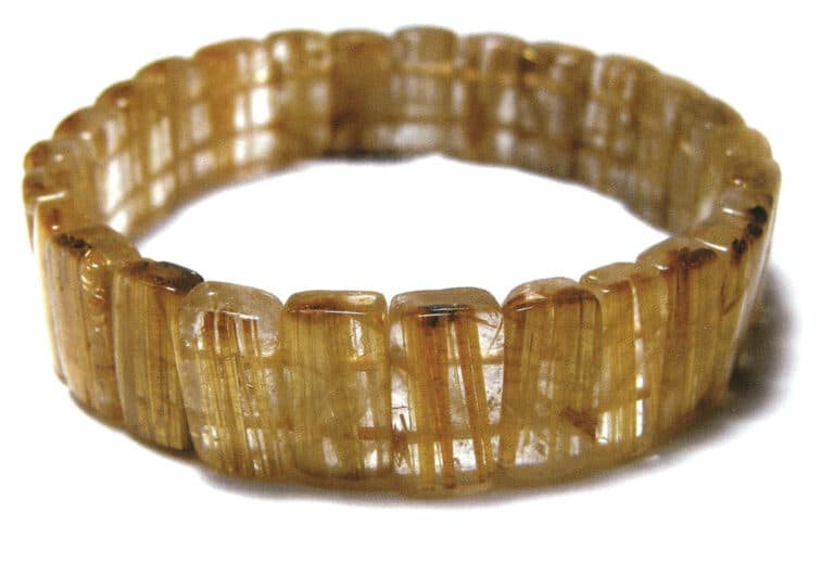 Το βραχιόλι με την κρυσταλλική πλάκα δείχνει ορυκτά ρουτιλίου που μοιάζουν με βελόνες στο εσωτερικό του κρυστάλλου.