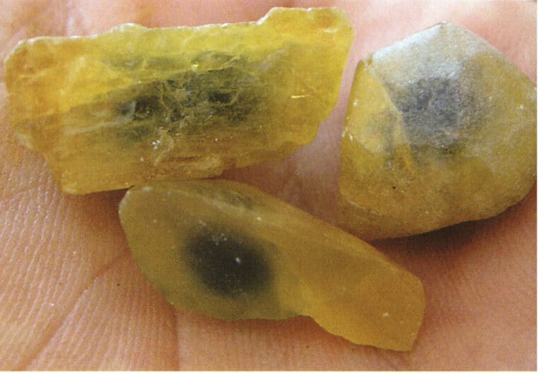 Μετά τη θέρμανση, τα ζαφείρια μπορεί να μετατραπούν σε κίτρινα ζαφείρια, ενώ ορισμένα εξακολουθούν να έχουν πυρήνες μπλε χρώματος.