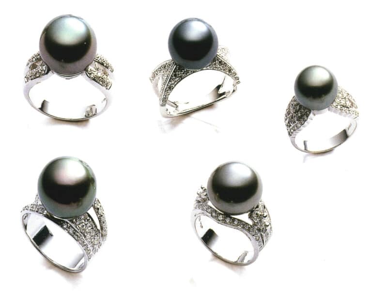 Τα πράσινα-μαύρα μαργαριτάρια παγώνι Ταϊτής έχουν μεταλλική λάμψη και αναγνωρίζονται ως η καλύτερη πηγή μαύρων μαργαριταριών.