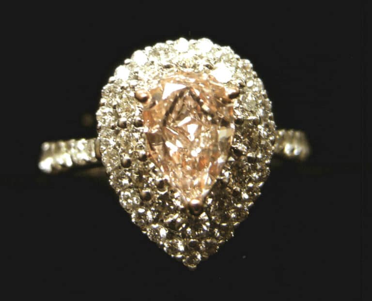 Ροζ διαμαντένιο δαχτυλίδι