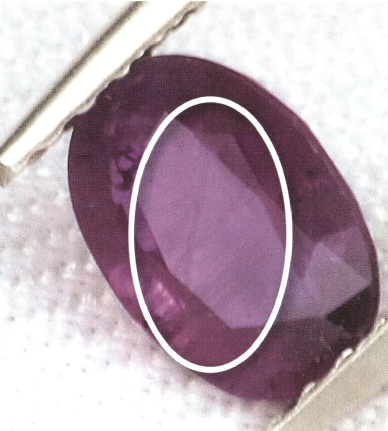 Τα ρουμπίνια με βαθμό σφάλματος SI έχουν σημεία με φτερωτές ρωγμές ορατές με γυμνό μάτι.