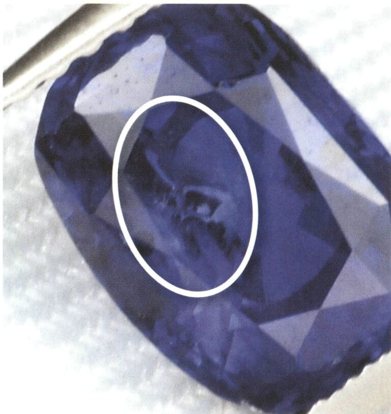 Τα ζαφείρια με βαθμό σφάλματος SI έχουν φτερωτές ρωγμές ορατές με γυμνό μάτι.