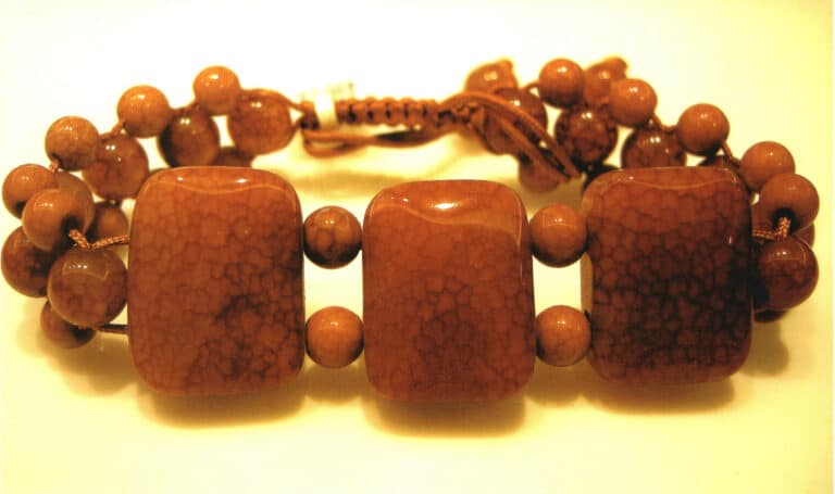 Βαμμένος κόκκινος χαλκηδόνιος, με σαφή ορατά μοτίβα ιζημάτων από τη βαφή που διεισδύει στην επιφάνεια.