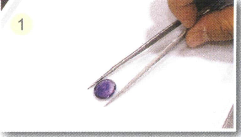 (1) Place the gemstone face down, aligning the gemstone with the front edge of the clamp.
