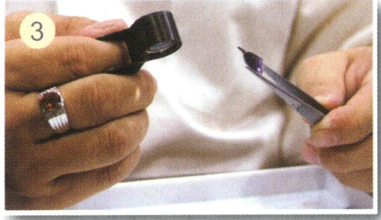 (3) Hold the magnifying glass, placing your index finger inside it and securing it with your thumb and middle finger.