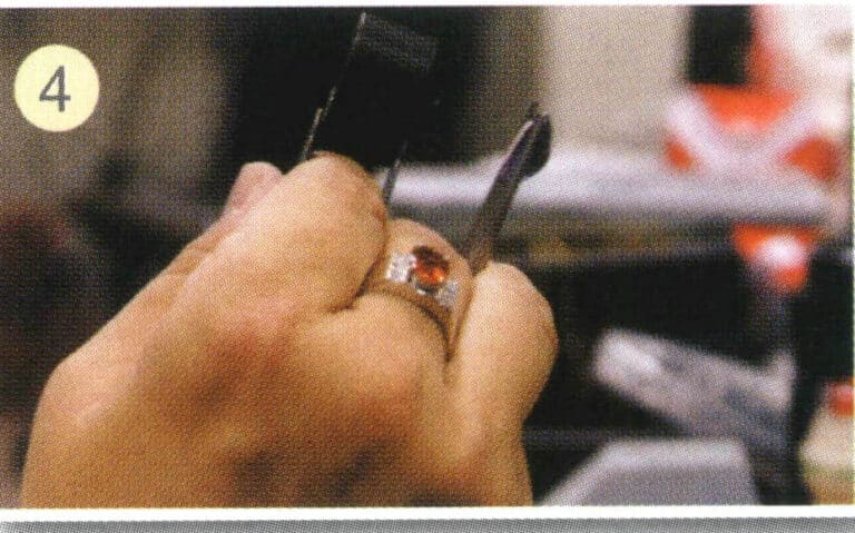 (4) Move the gemstone under the magnifying glass for observation (between the middle finger and ring finger). The magnifying glass should be parallel to the clamp and not extend beyond the top of the magnifying glass.