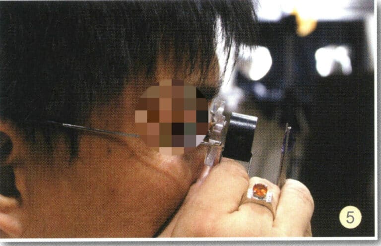 (5) Bring the gem close to your eyes, with your thumb pressed against your cheek. Look straight ahead, keeping your eyes as wide open as possible. If you are not used to it, you can close one eye. First, observe the front of the gem to see if there are any inclusions, whether the surface polishing is bright, and if there is any wear on the cutting surface. After observing the front, continue to observe the back of the gem. While observing, move the gem back and forth to adjust the focus until it is the clearest.