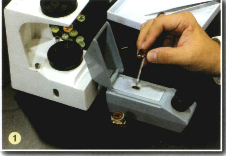 (1) Drip by drip in the refractometer 2-3 millimeters of refractive liquid.