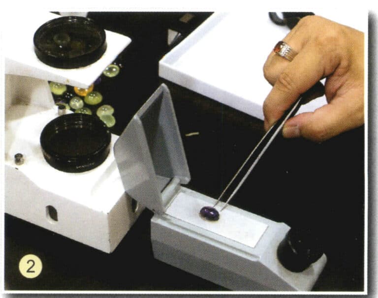 (2) Place the faceted gemstone with the table facing down on the glass. The cabochon or opaque gemstone should have the convex side facing down.