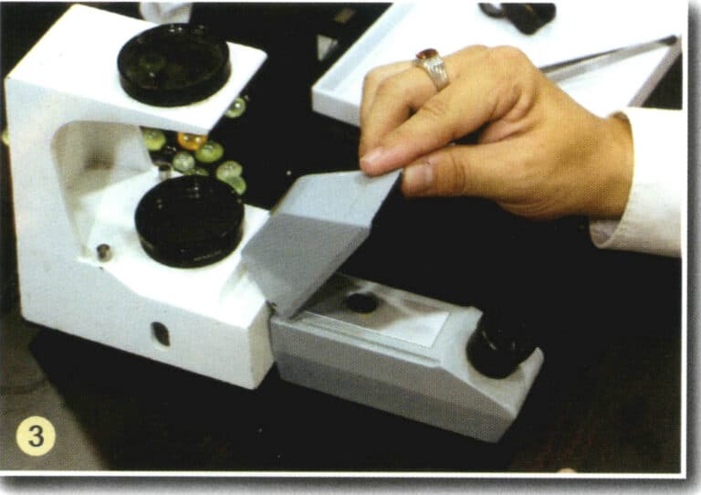 (3) Turn on the light source and close the lid.