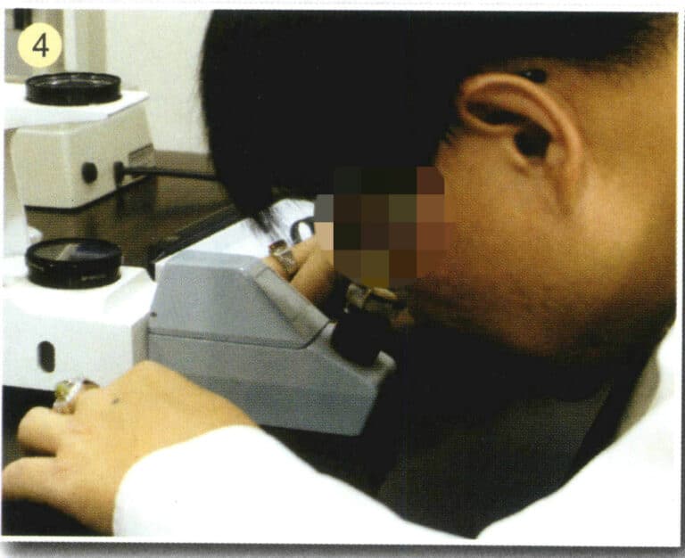 (4) Bring your eyes close to the refractometer and observe the refractive index of the gemstone. Use the near measurement method for faceted gemstones and the far measurement method (about 25-30 centimeters from the eyepiece) for cabochon gemstones.
