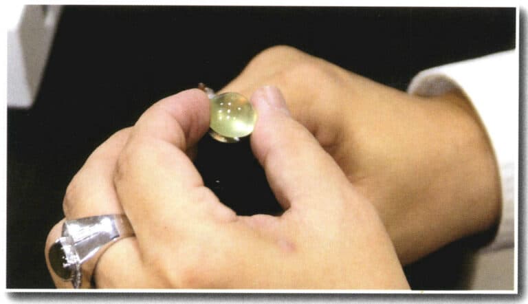Use a penlight to observe whether the gemstone has cracks. A penlight can also be used to observe star effects or cat's eye phenomena; a yellow light source can also be used to check for color change in the gemstone.