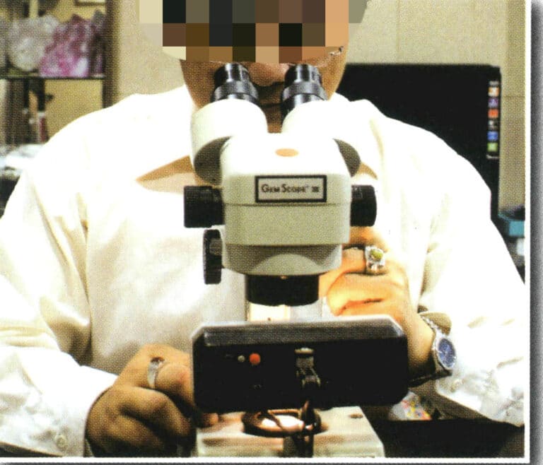 Use a microscope to observe inclusions in the gemstone, preferably with both eyes open. First, adjust the inter-pupillary distance until two images merge into one, then change the microscope magnification from low to high to locate the gemstone.