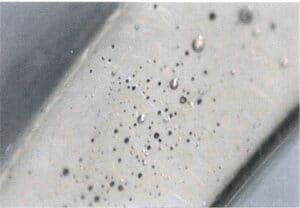 그림 5-14는 Pt950 링 주조 중에 발생한 기공 결함을 보여줍니다.