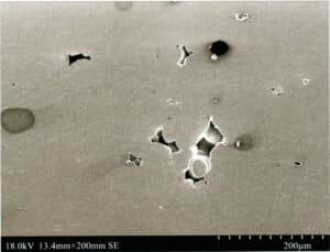 그림 5-15: Pt900 링 주조 중 발생하는 미세한 수축 결함.