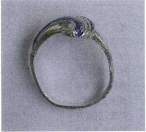 الشكل 7-1 حلقة من الفضة النقية المشوهة