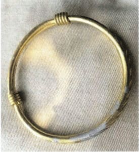 الشكل 7-29 تحول سطح المصوغات الذهبية إلى اللون الأبيض