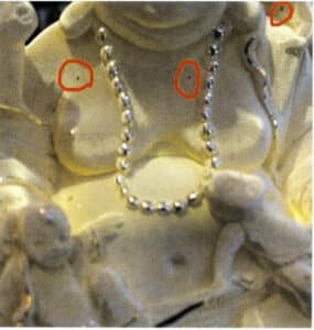 الشكل 7-30 ظهور بقع صدأ على سطح بندول من الذهب الكيلوبري المشكّل بالكهرباء