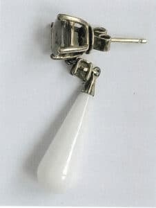 الشكل 7-31 السطح الباهت لمجوهرات من الذهب الوردي عيار 18 قيراطاً.