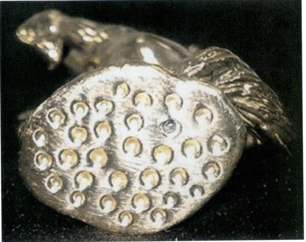 الشكل 7-8 ثقب ثقوب في السطح السفلي المسطح للمجوهرات لمنع التشوه.