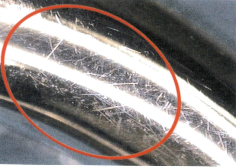 يوضّح الشكل 7-16 سطح خاتم من الذهب الأبيض عيار 18 قيراطاً مهترئاً.