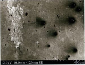 3-5 Lubang mikro di bagian tengah area "titik karat"
