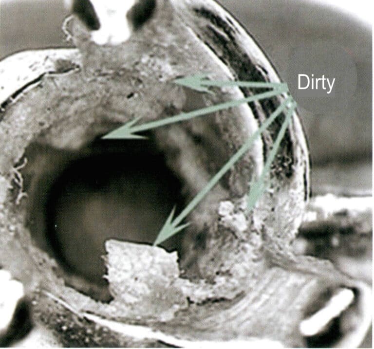 Figure 3-38 Dirt adhering to the inside of the prongs ( 10x magnification)