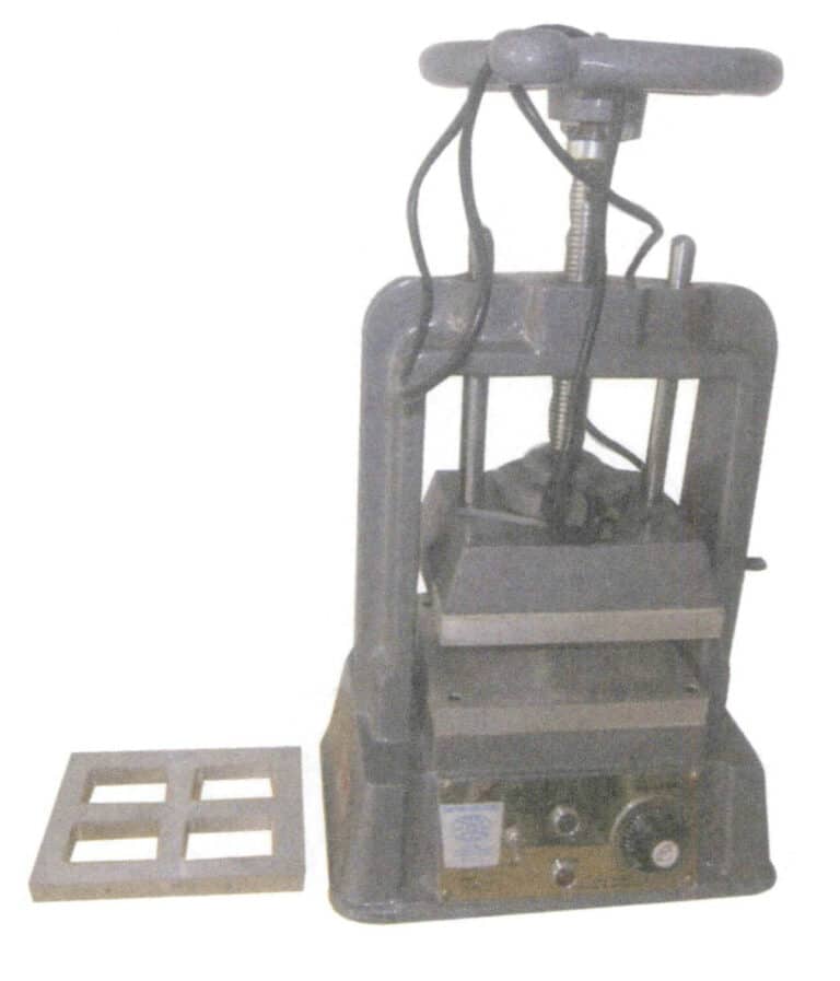 Figur 1-27 Gummistøpemaskinen og støperammen i aluminiumslegering