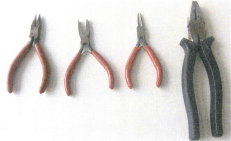 Figur 1-14 Ulike tenger (fra venstre mot høyre: nåletang, flattang, rundtang, avbitertang)