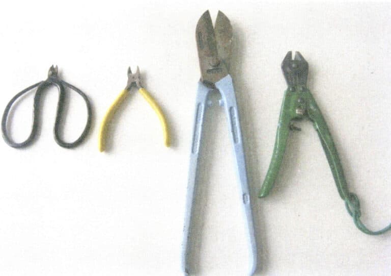 Figur 1-16 Saks og skjæretang (fra venstre mot høyre: Saks med svart håndtak, saks, rett saks, vinklet saks)