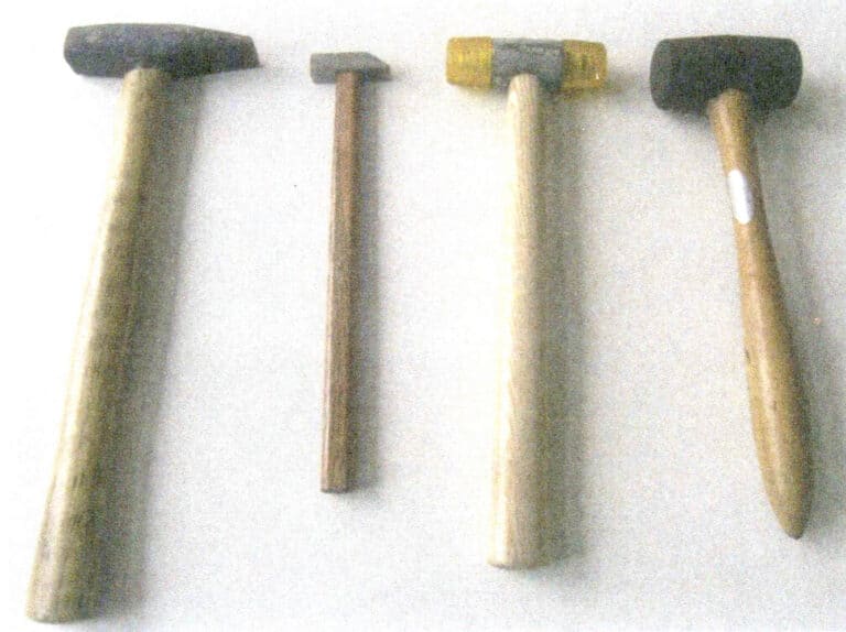 Figur 1-18 Ulike hammere (fra venstre mot høyre: hammer, liten stålhammer, gummihammer, lærhammer)