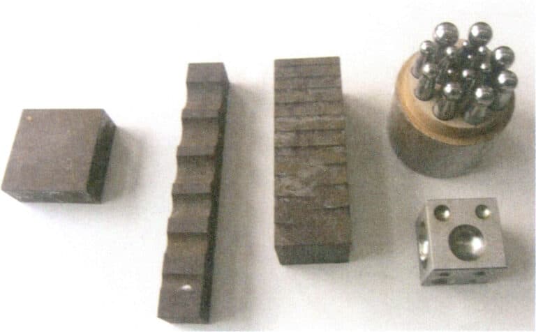 Figur 1-19 Ambolt (fra venstre mot høyre: firkantet flat ambolt, gropjern, jernstangform, skålambolt, skålarbeidsstenger)