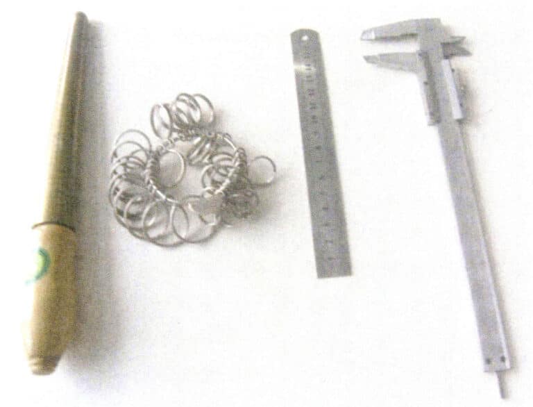 Figur 1-23 Vanlige måleverktøy (fra venstre mot høyre: ringmåler, ringmåler, stållinjal, skyvelære)