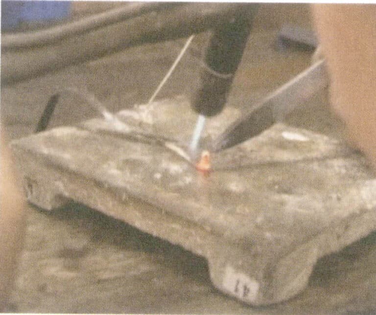 Figure 4-25 Welding brooch hinge position