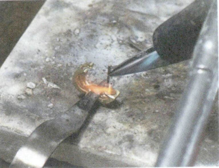 Figure 4-27 Welding the ear pin