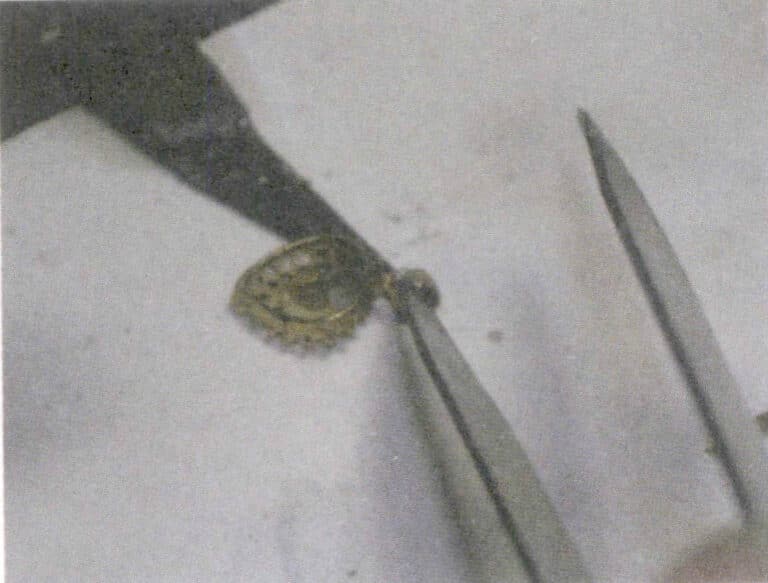 Figure 4-28 Welding the teardrop bail