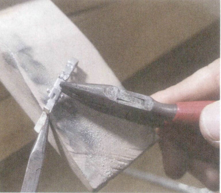 Figure 4-7 The number “8” shape of secure latch