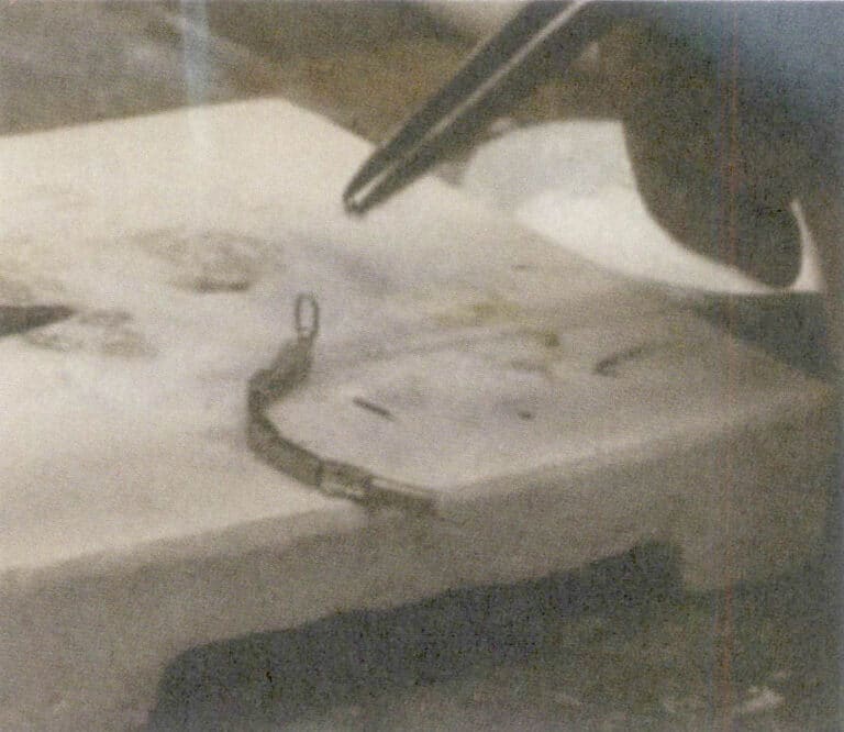 Figure 4-8 Processing the number “8” shape of secure latch