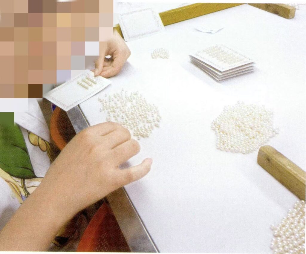 Figure 1-7-59 Matching of pearls in freshwater pearl processing plant