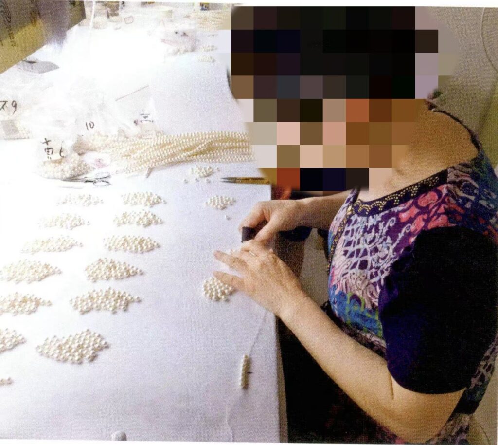 Figure 1-7-60 Matching and stringing of pearls in freshwater pearl processing plant(1)