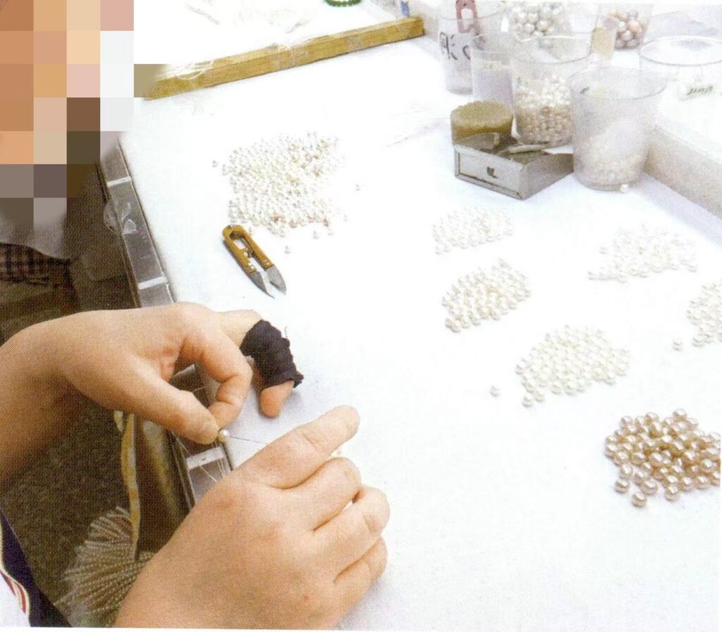 Figure 1-7-61 Matching and stringing of pearls in freshwater pearl processing plant (2)