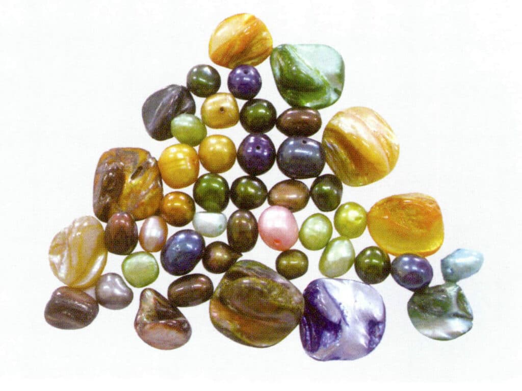 Figure 1-5-40 Dyed freshwater cultured pearls and mother-of-pearl shells
