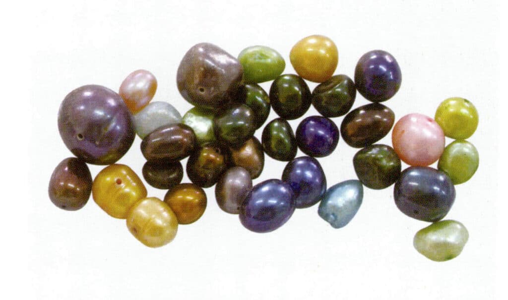 Figure 1-5-41 Dyed freshwater cultured pearls (1)