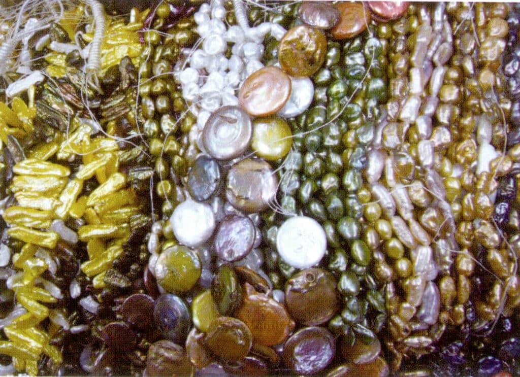 Figure 1-5-42 Dyed freshwater cultured pearls (2)