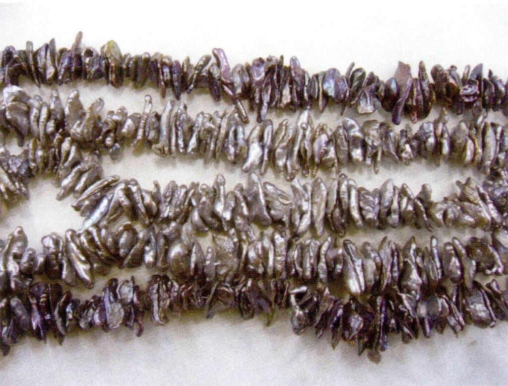 Figure 1-5-54 Stained freshwater cultured pearls (1)